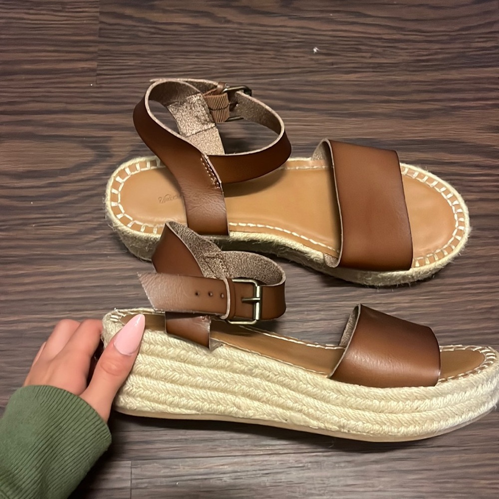lightly worn for a few nights out, very comfy to walk in